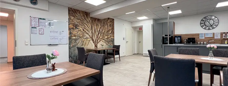 Eine schöne, helle und moderne Kaffeeküche sowie ein großer Aufenthaltsraum.