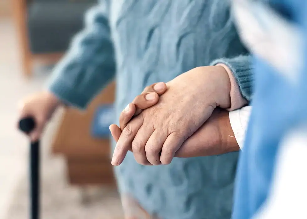 shutterstock-2433950777-6710b5c47d6bb Senior hält die Hand der Pflegerin beim gehen